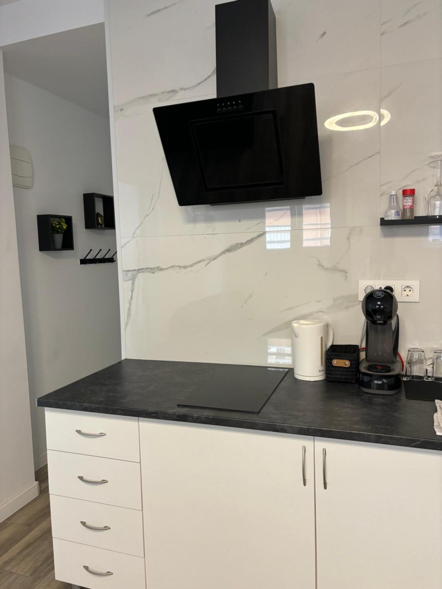 Apartamento Blanco Y Negro En El Centro Alicante Esterno foto