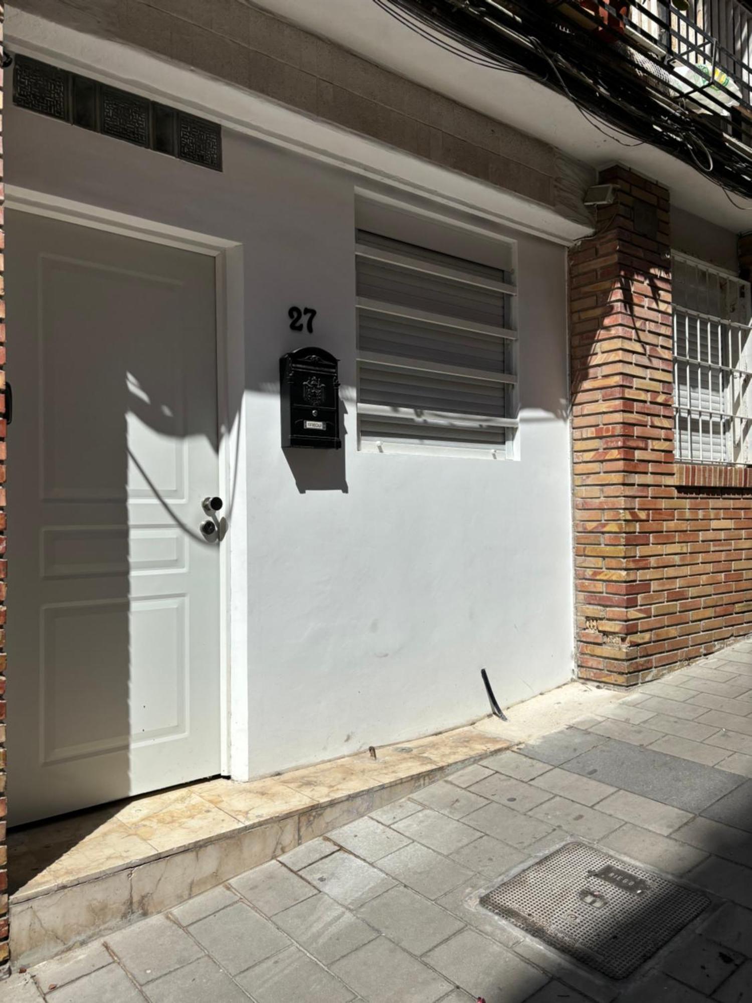 Apartamento Blanco Y Negro En El Centro Alicante Esterno foto